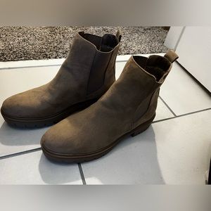 8 1/2 spirit boots in color tan/beige